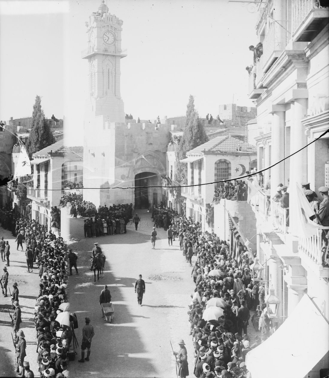 1917年にエルサレムにフィールドマーシャルアレンビーが入るのを待っている（bw写真） 作： 不明不明