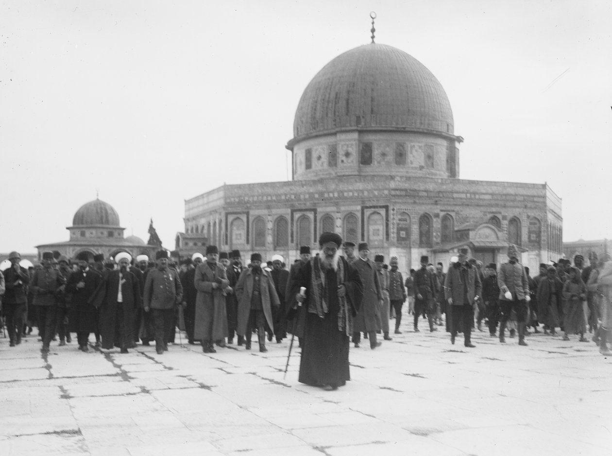 Enver PashaとJamal（Cemal）Pashaが岩のドームを訪れた、エルサレム、1916（bw写真） 作： 不明不明
