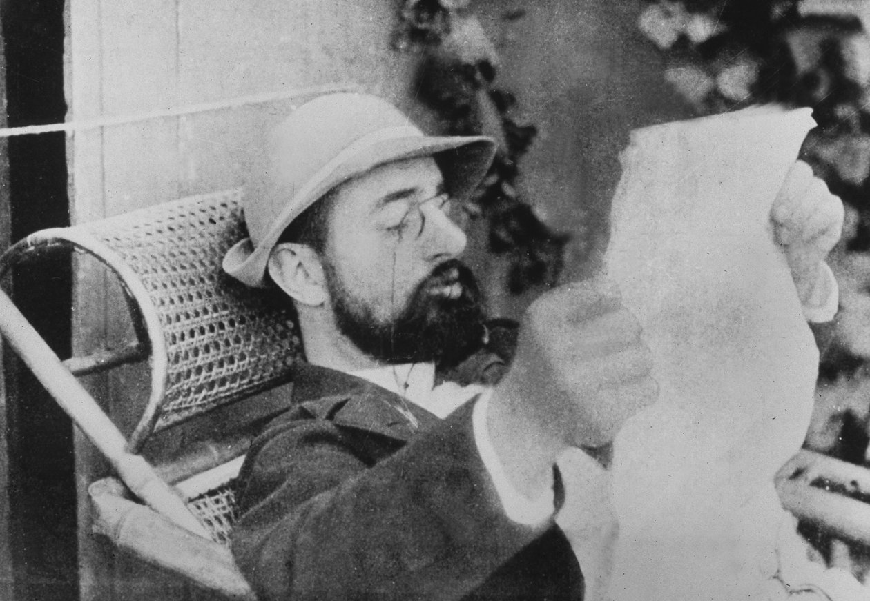 フランスの画家アンリドトゥールーズロートレック（1864-1901）リーディングペーパー、写真Alfred Natanson C. 1895 作： 不明