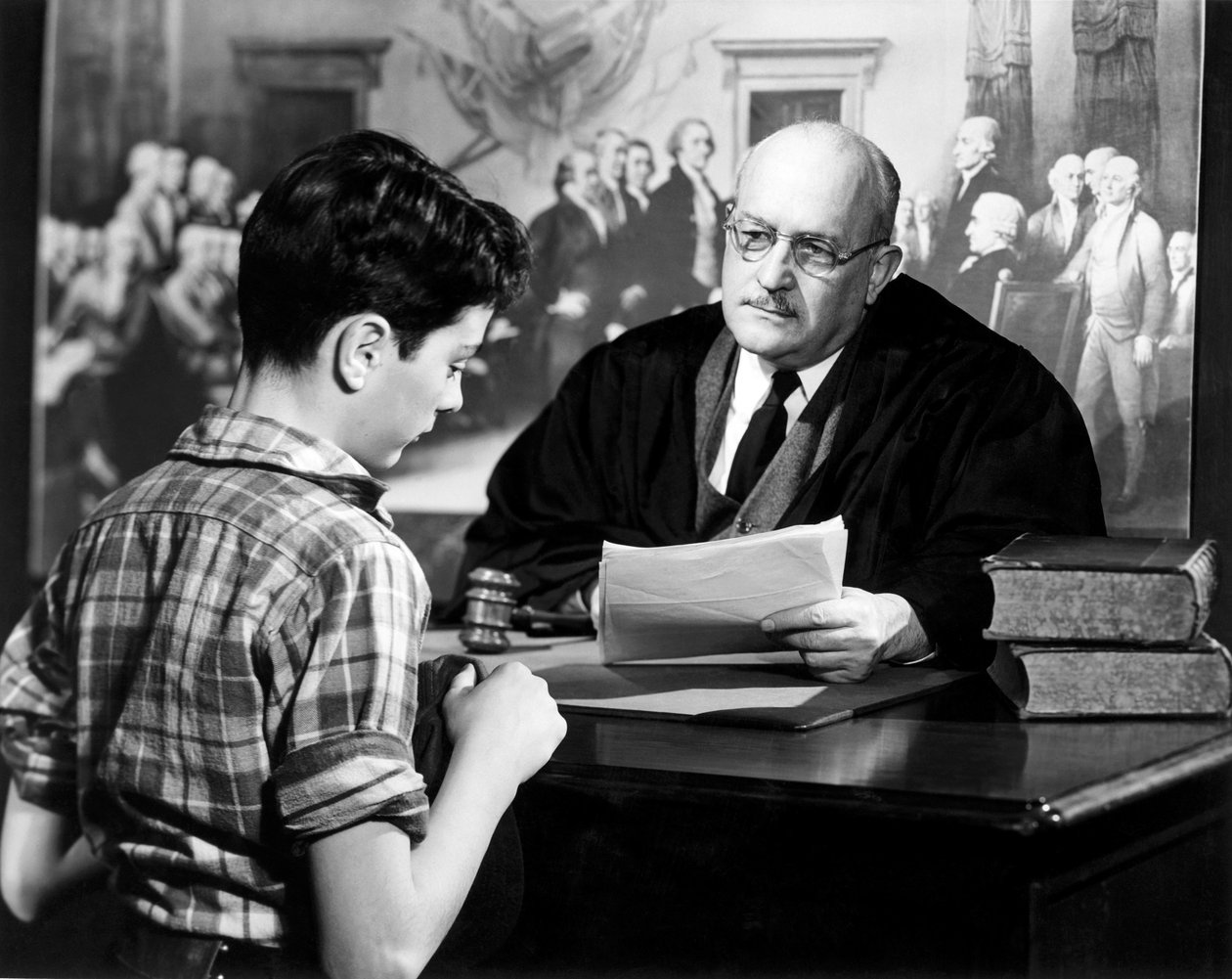 少年と話している彼の机に座っている裁判官 作： 不明