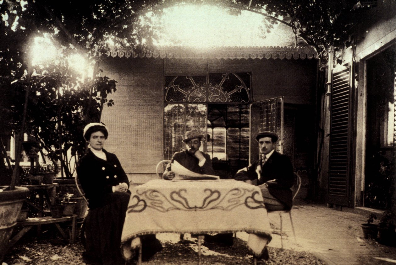 作曲家のジャコモプッチーニ（1858〜1924年）と妻のエルビラと息子のアントニオがトーレデルラーゴの家で過ごしました。 作： 不明
