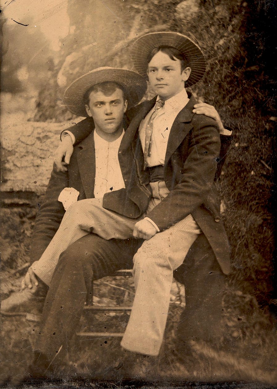 写真にポーズをとる2人の男性、1870年頃 作： 不明