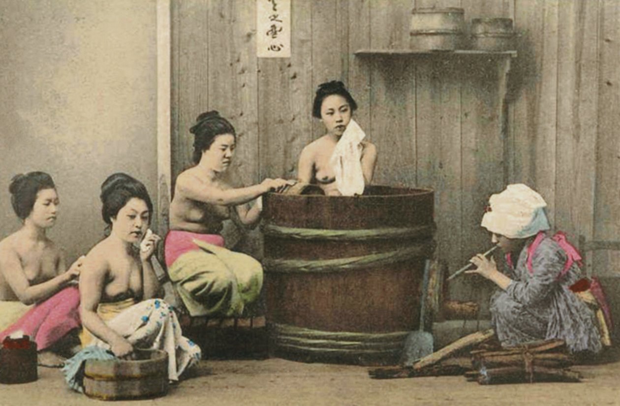 日本の家を洗う、1880年頃（手塗りの卵白写真） 作： 不明