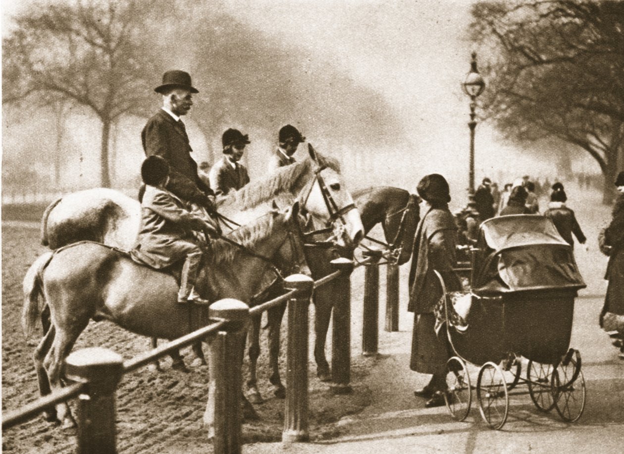 ワンダフルロンドンのロッテンロウでの乗馬レッスン、1926-27公開（グラビア） 作： 英語の写真家