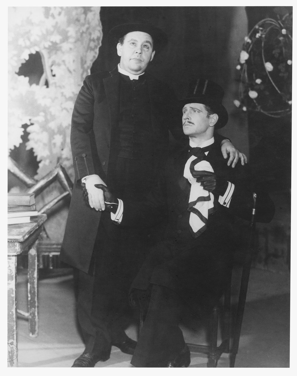 1934年2月5日、オールドヴィックシアターでのオスカーワイルド（1854-1900）著、正直であることの重要性におけるキヤノンChasubleとしてのチャールズロートン、ジョンワーシングとしてのロジャーリバジー 作： 英語の写真家