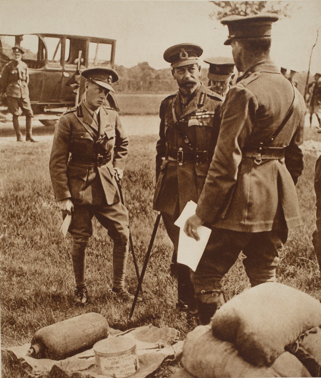 1914年頃、エドワード8世と父親のジョージ5世、ガス学校で 作： 英語の写真家