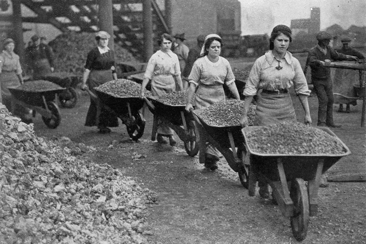 ガス工場でコーラを吹き飛ばす女性たち、戦争事務所の写真、1916年（bw写真） 作： 英語の写真家