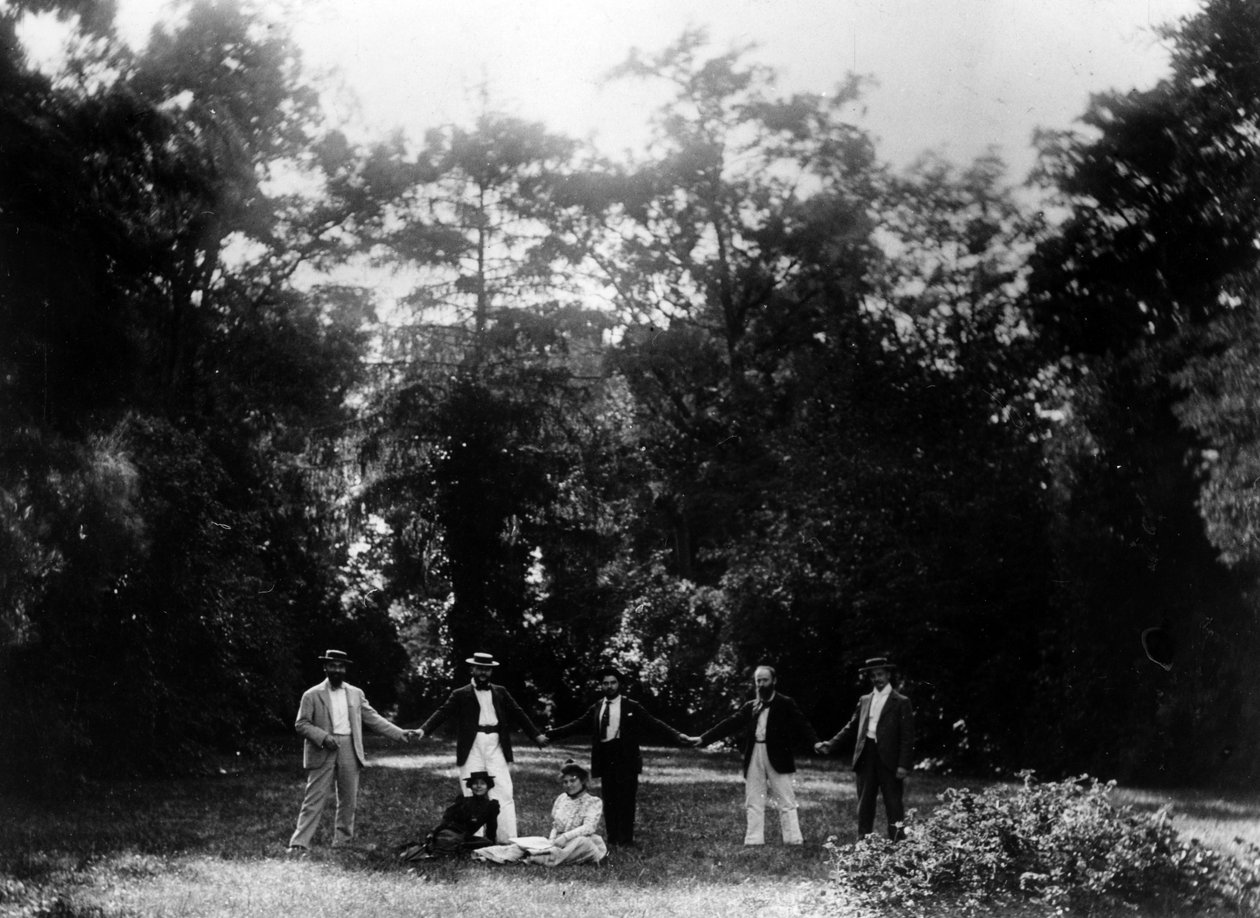 ヴィルヌーヴシュルヨンヌのナタンソン家の家であるルルレの庭で手をつないでいる友人のグループ。 1899 作： フランスの写真家