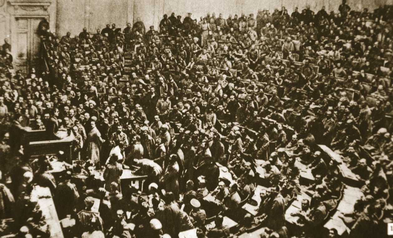労働者と兵士が1917年に下院に侵入（セピア写真） 作： ロシアの写真家