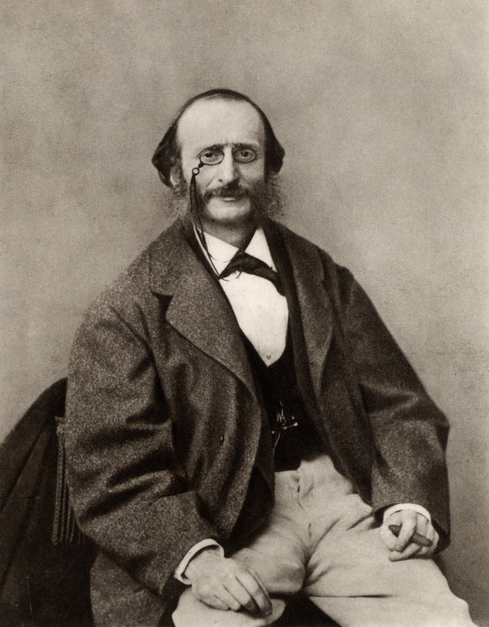 ジャック・オッフェンバック（1819-1880）ケルンでヤコブ・レヴィ・エーベルスト・オッフェンバックとして生まれる。ドイツ生まれのフランス人オペラ・コミック作曲家、指揮者（モノクロ写真） 作： (1820-1910) ナダル