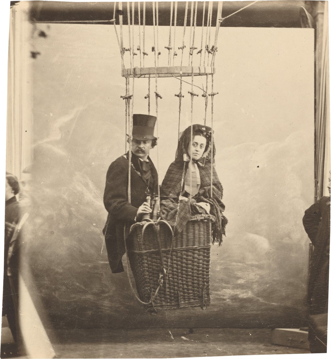 気球のゴンドラに乗った妻エルネスティーヌと自画像,c.1865年、1890年頃プリント（写真） 作： (1820 1910) ナダル
