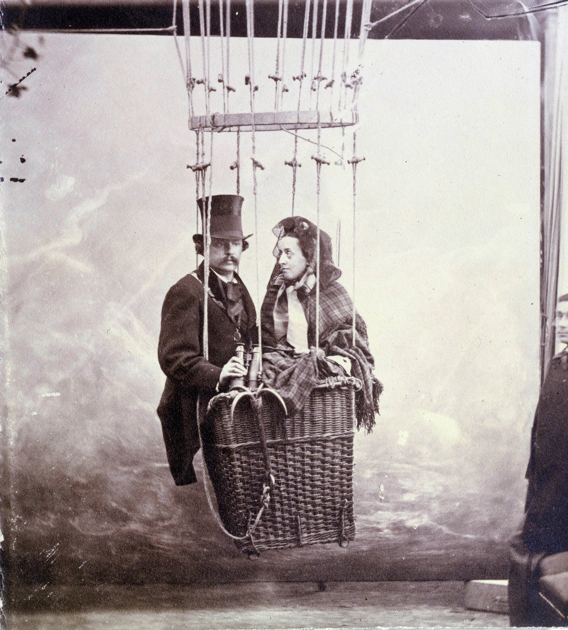 写真家でエアロスタットパイロットのFelix Tournachon dit Nadar (1820-1910)とその妻が気球に乗ってポーズをとっている写真 作： ナダール