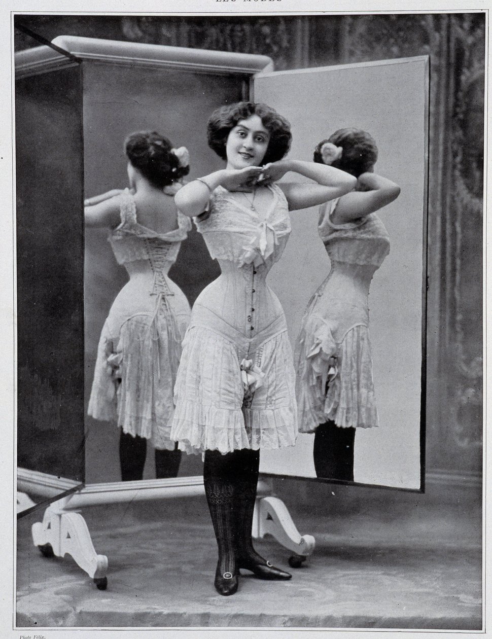 Thyldaコルセットを装着したモデル、写真：Félix - 「Les Modes」1907年12月号。 作： （後）Felix Studio