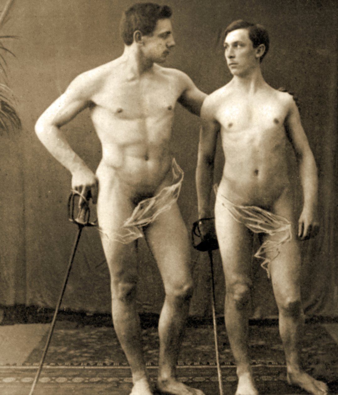 フェンシングのポーズ、1910年頃（セピア写真） 作： 不明