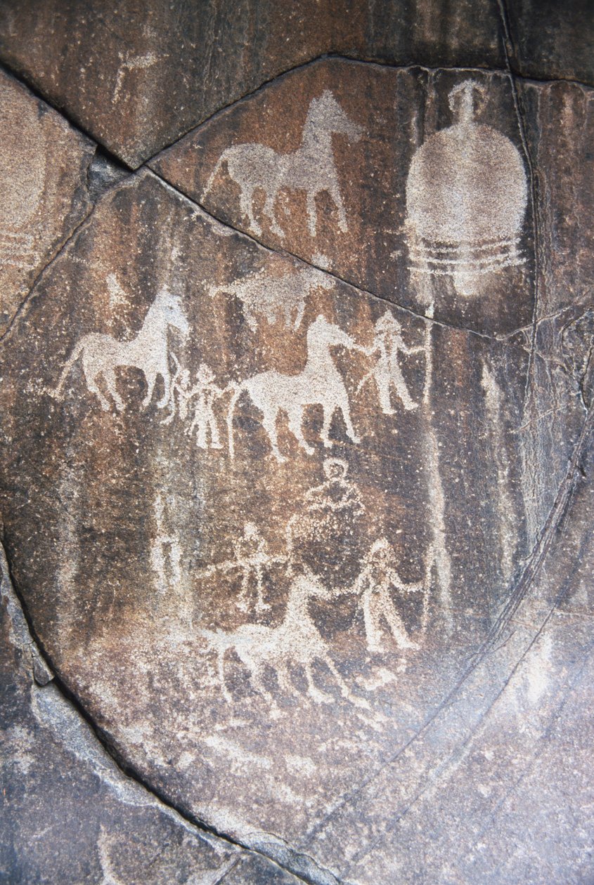 動物とシンボルの画像は、パキスタン北部のカラコルム山脈にあるチラスの村の近くの30,000の岩の彫刻の中にあります。 作： 不明