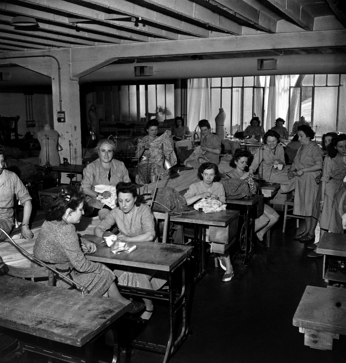 平面キャンバスで服を作る、パリ、C。1947 作： 不明