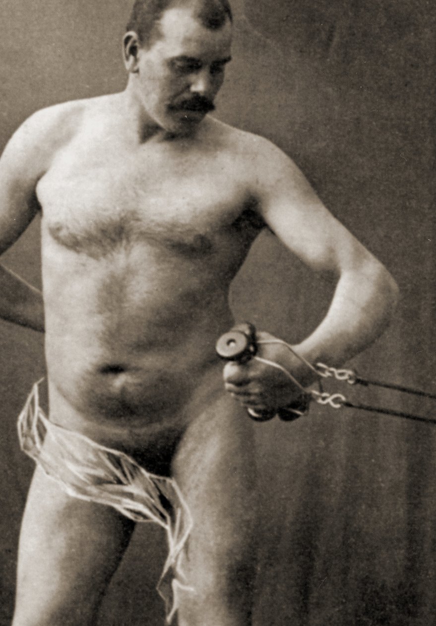ケーブルマシンのハンドルを保持しているヌードの男性、c.1910（セピア写真） 作： 不明
