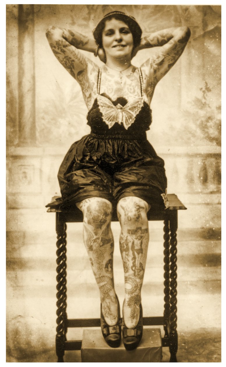 座っている刺青の女性の肖像、c.1895（セピア写真） 作： 不明