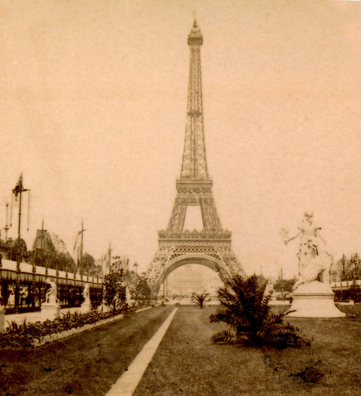 パリ、フランスのシャンドマルス庭園からのエッフェル塔とトロカデロ宮殿の眺め。 1889 作： 不明