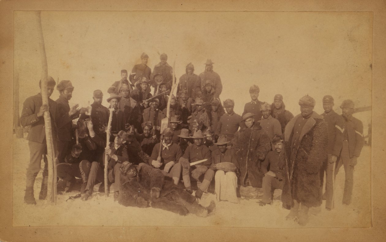25歩兵のバッファロー兵、バッファローのローブを着た兵士、モンタナ州フォートキオ、1890年（ゼラチンシルバープリント） 作： アメリカの写真家