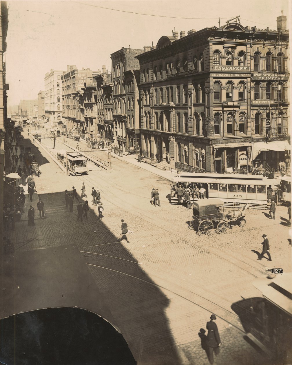 ラサールストリート、ノースオブランドルフストリート、1890 作： アメリカの写真家