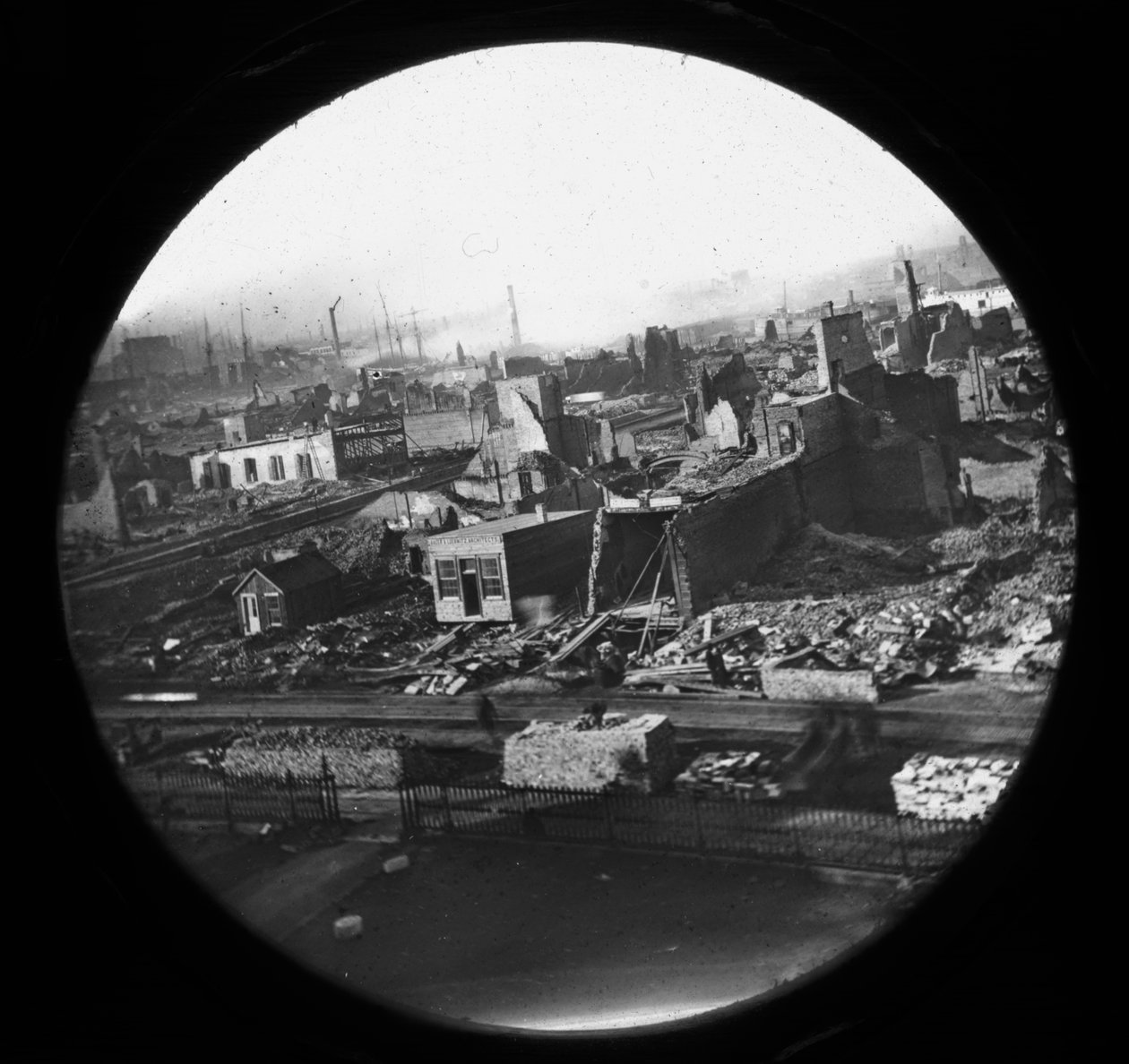 1871年のシカゴ火災後の裁判所からの北西ビュー 作： アメリカの写真家