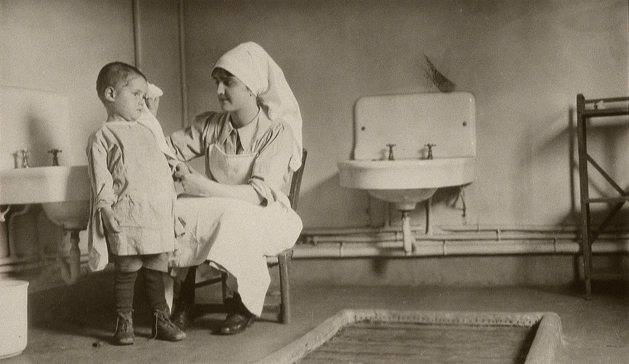 1919年、パッセイとサンカンタンの植民地で難民と孤児のために病気の子供を世話する看護師 作： アメリカの写真家