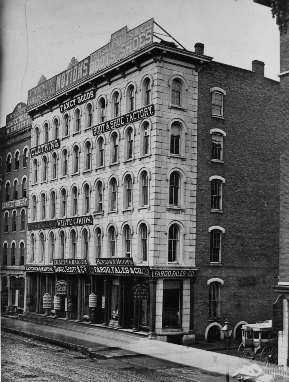 シカゴの40-46 Randolph Street、1869年頃の店先 作： アメリカの写真家
