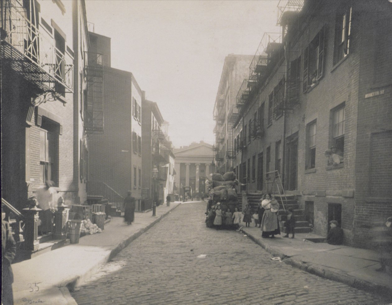 ストリートシーン、グリニッジビレッジ、ニューヨーク、1916-20 作： アメリカの写真家