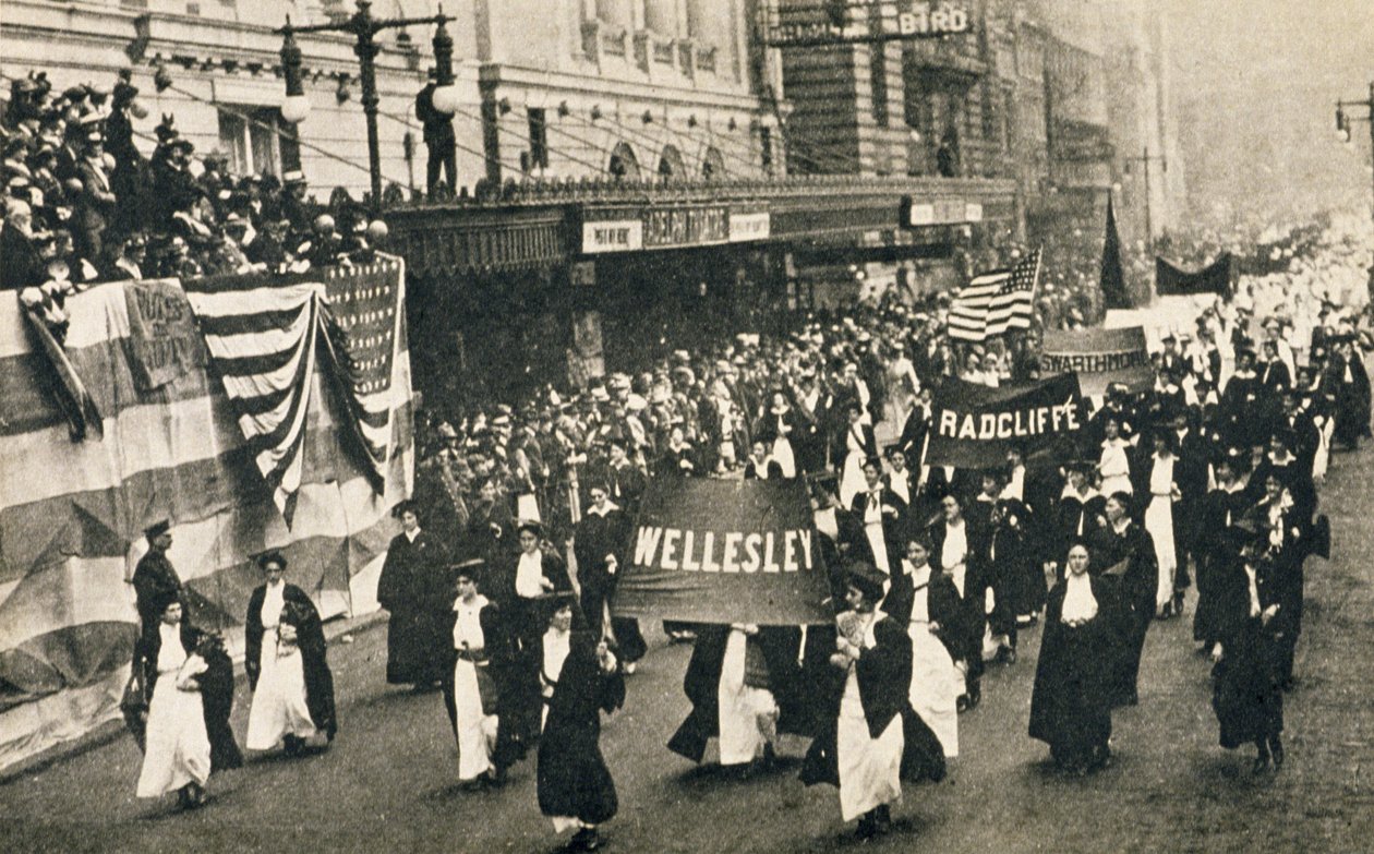 1910年、ニューヨークのアデルフィ劇場の外にあるサフラゲットパレード 作： アメリカの写真家