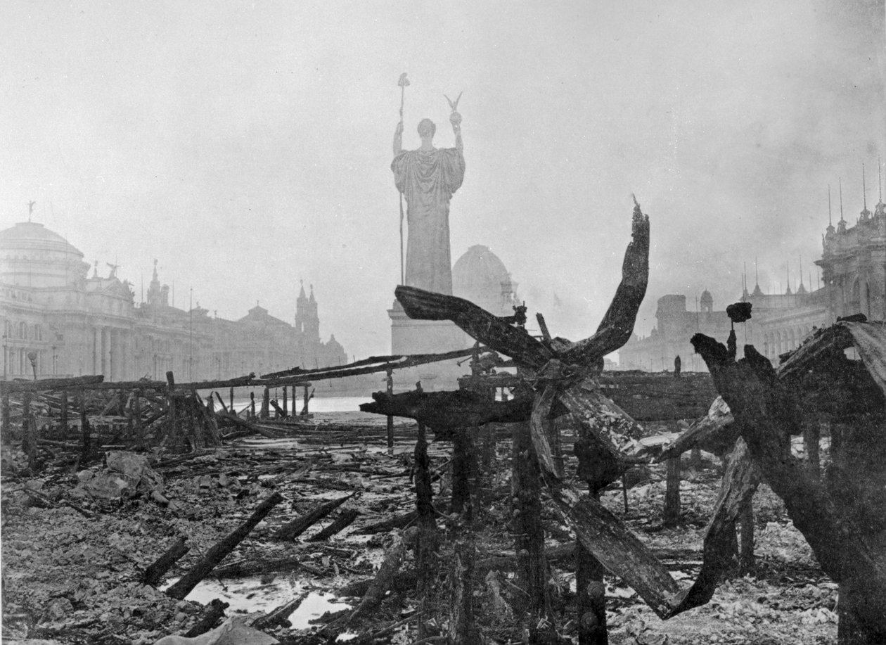 1894年1月8日の火災後の世界の名誉裁判所のコロンビア建築の遺跡に囲まれた共和国の像の眺め 作： アメリカの写真家