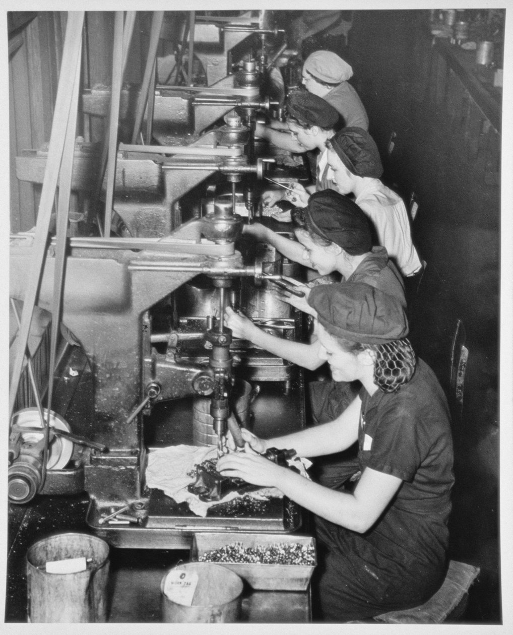 工場内で航空機部品を組み立てている女性、1943年頃 作： アメリカの写真家