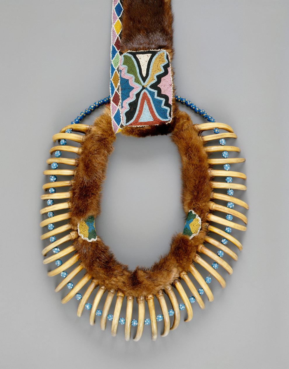 クマの爪のネックレス、メスコーキー、1835年頃 作： アメリカの学校