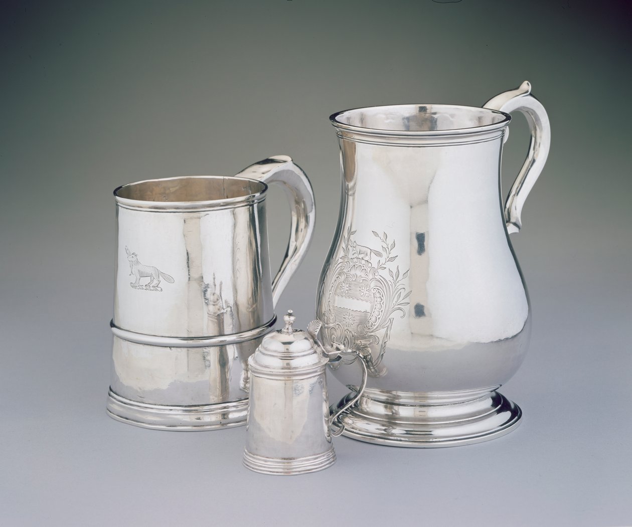 LtoR：マグ、1725-35ジョンバート（1692-174546）ミニチュアタンカード、c.1757、サミュエルエドワーズ（1705-62）、カン 作： アメリカの学校