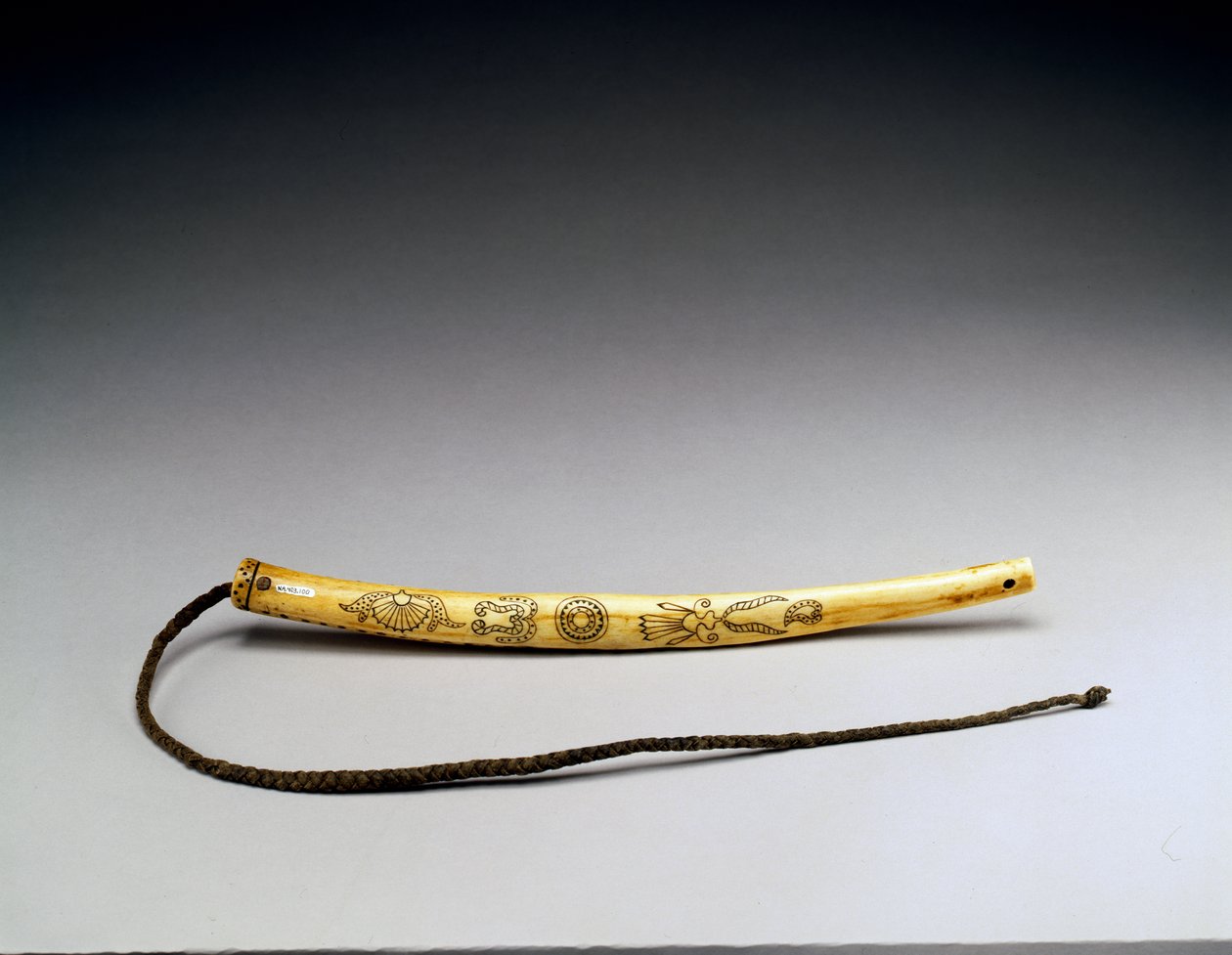 掛け布団、刻まれたエルクの枝角、Crow Nation、c.1840（骨）（434925も参照） 作： アメリカの学校