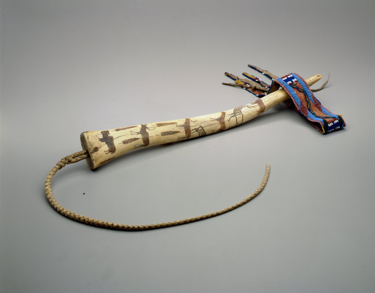 掛け布団、刻まれたヘラジカの角、Osage Nation、c.1875（骨） 作： アメリカの学校