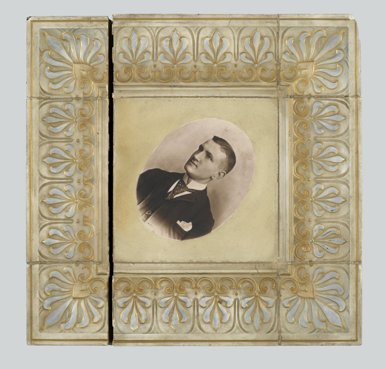 1895年にゼーンズビルで製造されたAmerican Encaustic Tile Company Ltd.のタイル（釉薬付き陶器） 作： アメリカの学校