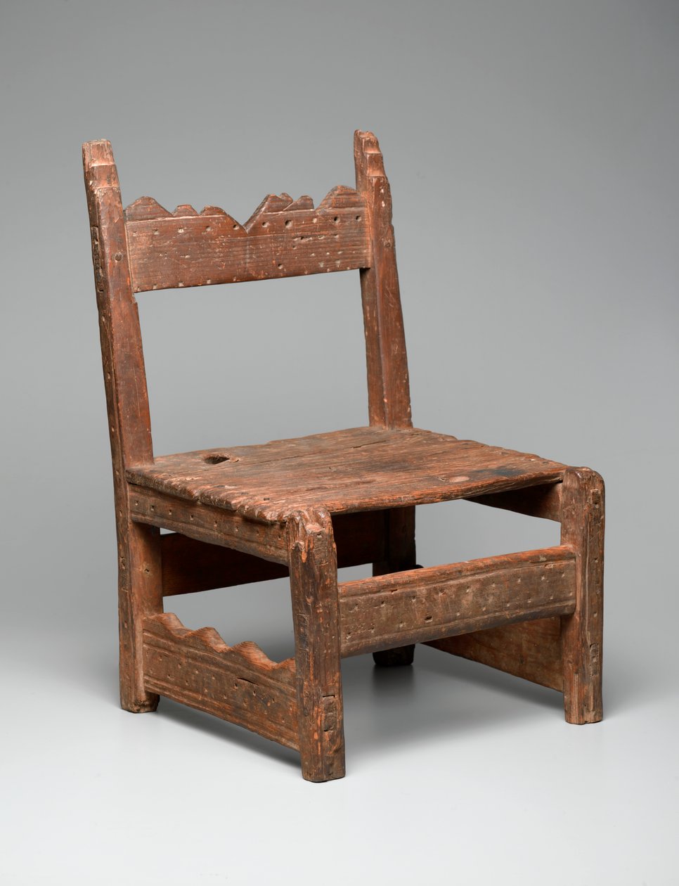 ニューメキシコのズニ椅子（tsem-pai-yai-nai）、c.1850（鉄の釘で染色された木材） 作： アメリカの学校