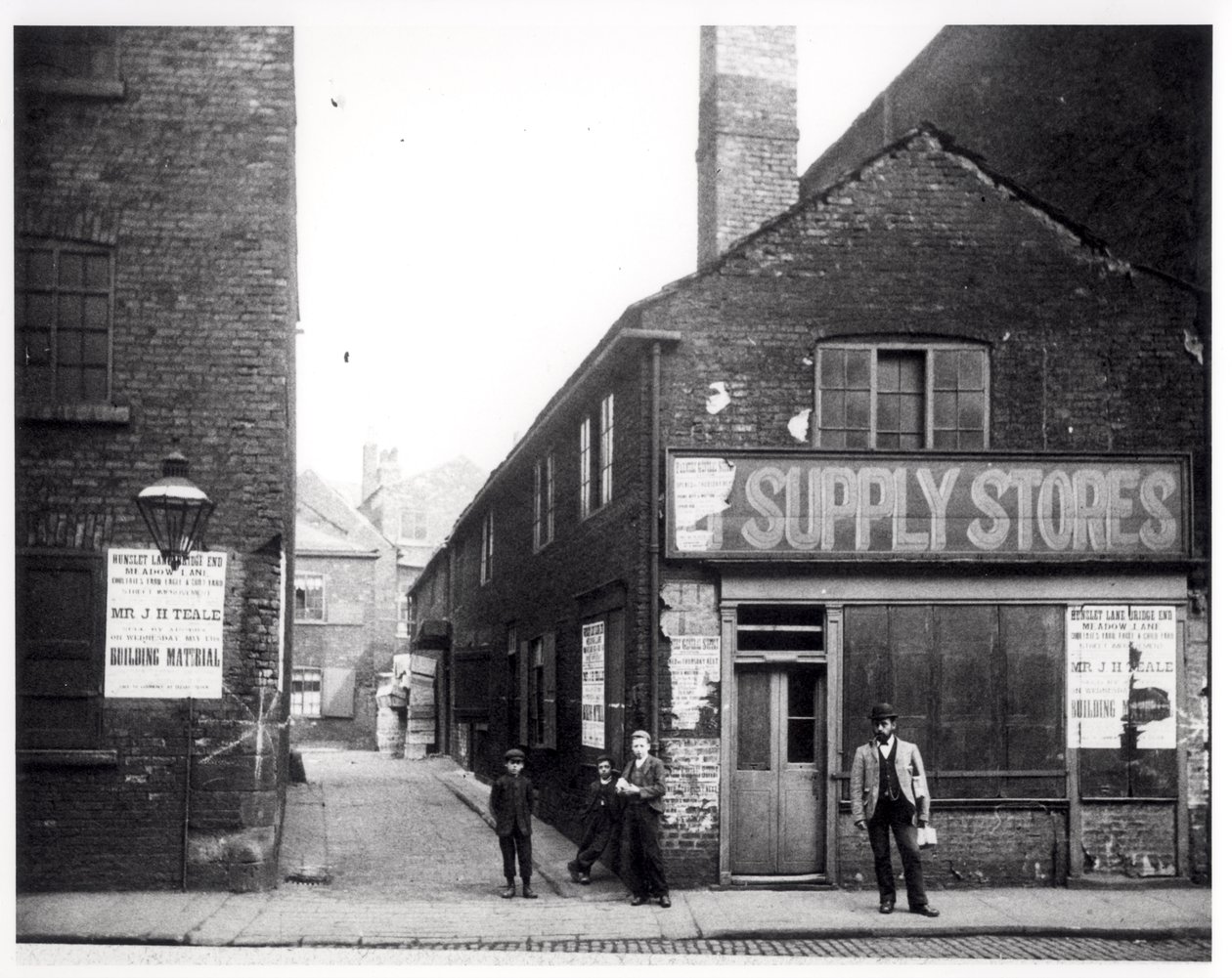 イーグルアンドチャイルドヤードへの入り口、ハンスレット、リーズ、1896 作： 英語の写真家