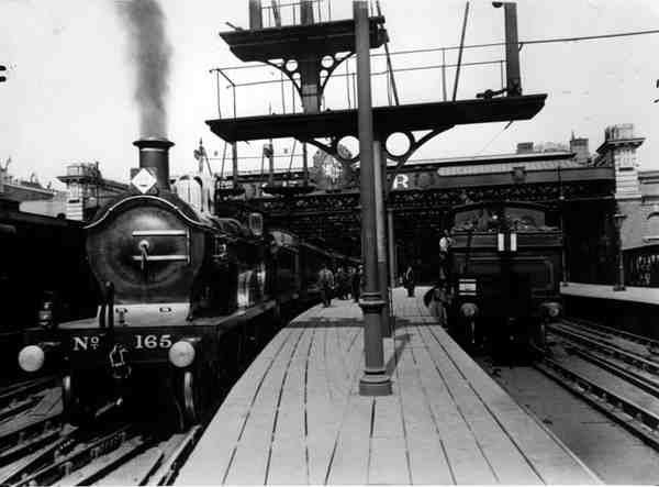 チャリングクロス駅の蒸気機関車、1913年頃 作： 英語の写真家