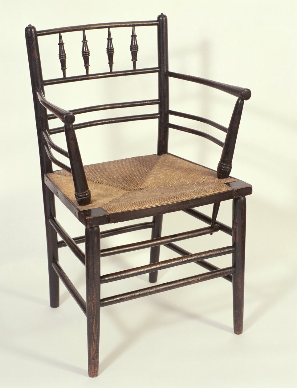 Morris＆Co.のために作られた肘掛け椅子c.1864-65（ラッシュシートで汚れた灰） 作： 英語学校