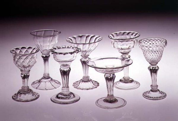 台座のスイートミールグラスのコレクション、左から右へ：1740年のキルティングオジーボウル。ダブルオジーボウル、1730;シレジアの茎が付いたフレア型ダブルオジーボウル、1730;シレジアの茎の受け皿、1740;ダブル 作： 英語学校
