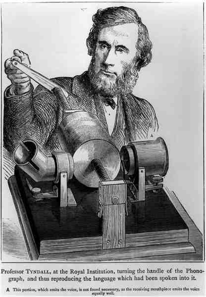 王立研究所のジョン・ティンダル教授（1820-93）、蓄音機のハンドルを回す 作： 英語学校