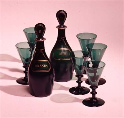 ラム酒とブランデー用の6つのグラスとデカンターのセット、19世紀後半（グリーングラス） 作： 英語学校