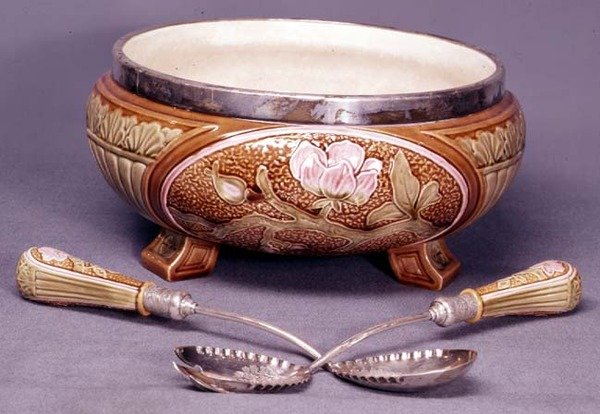 ウェッジウッドマイオリカサラダボウル、スプーンとフォーク、c.1880（セラミック） 作： 英語学校