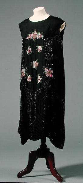 花柄の梨花のドレス、1925-27年（人工シルク） 作： 英語学校