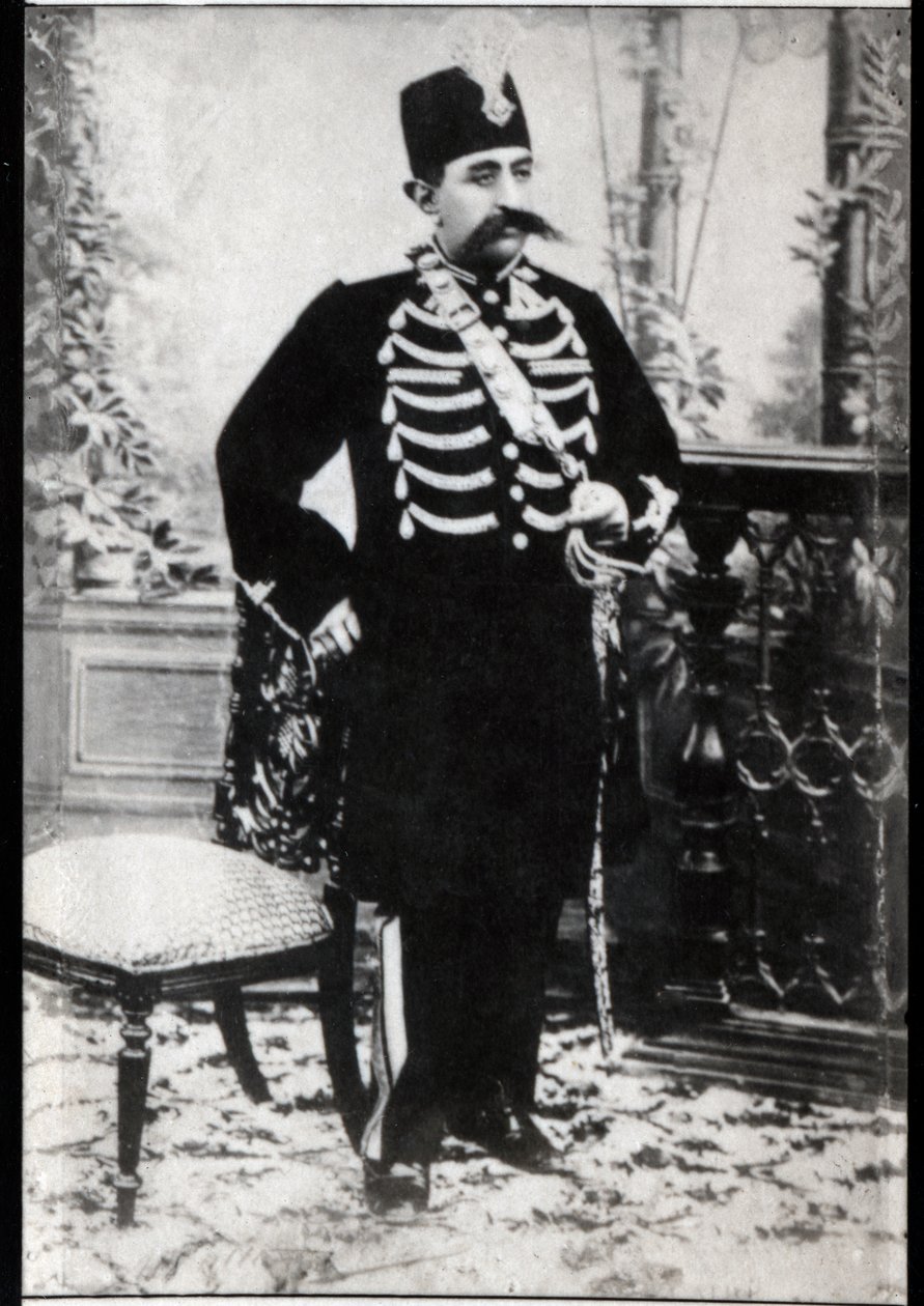 Mozaffar ad Din（1853-1907）、ペルシャのカジャリッドシャーの肖像。 作： フランスの写真家