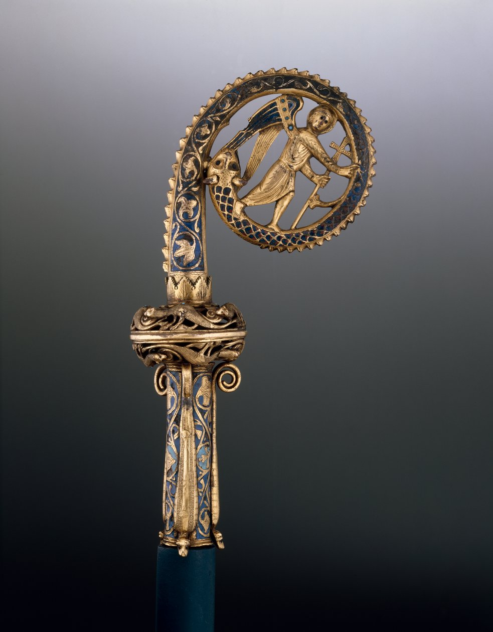 聖ミカエルが蛇を踏み鳴らしているクロージャーの頭、c.1225-50（金銅とシャンプーエナメル） 作： フランス語学校