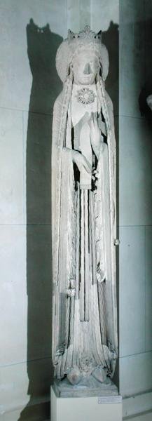 コルベイユのノートルダム寺院の西側の正面から外された女王のジャンフィギュア 作： フランス語学校