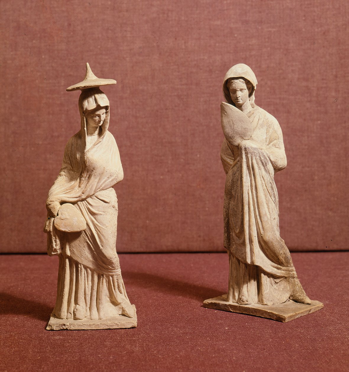 タナグラの立っている女性の2つの像、紀元前350年頃 作： ギリシャ語学校